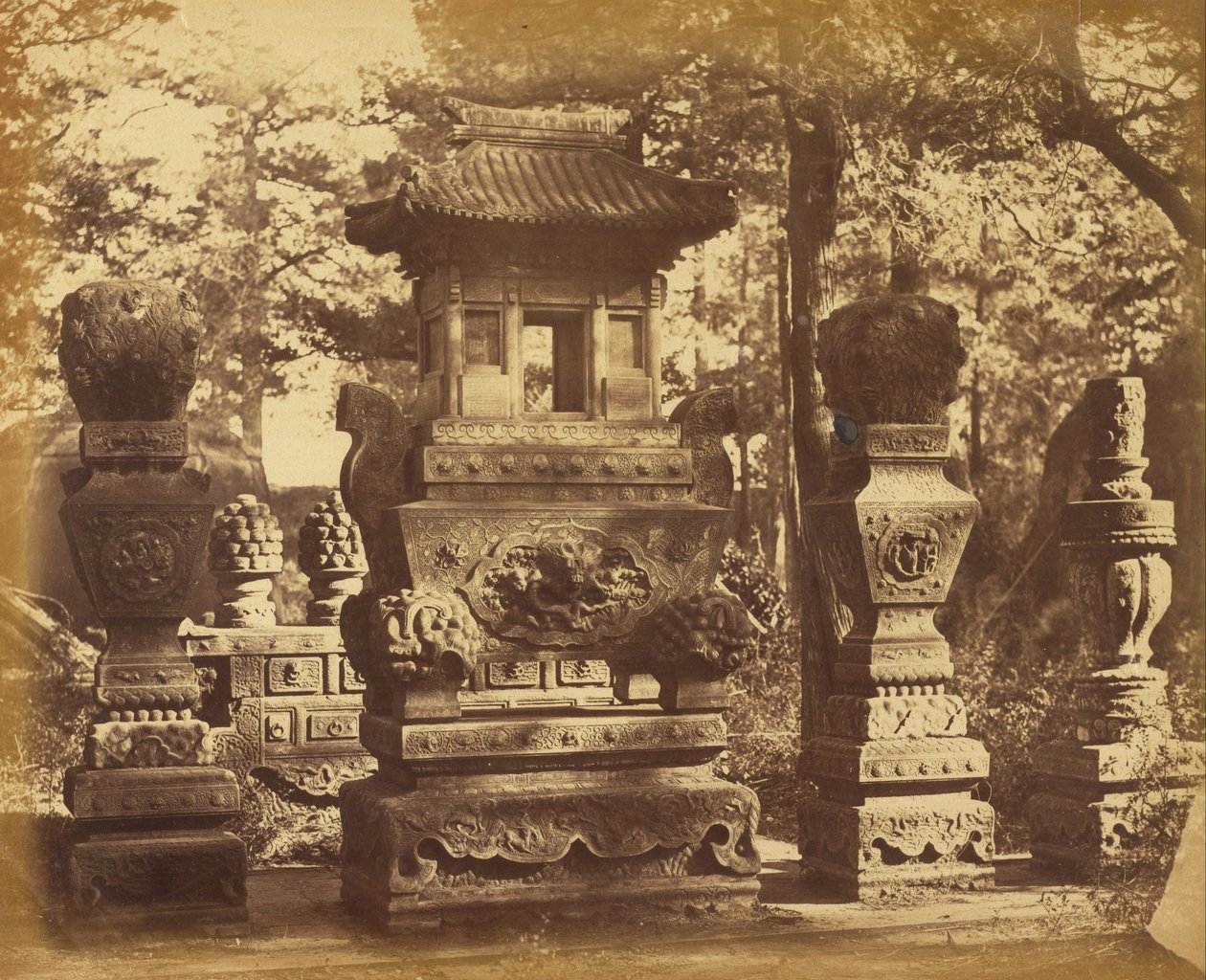 Pekinin lähellä sijaitsevan varikon hautakammion sisätilat, lokakuu 1860. tekijältä Felice Beato