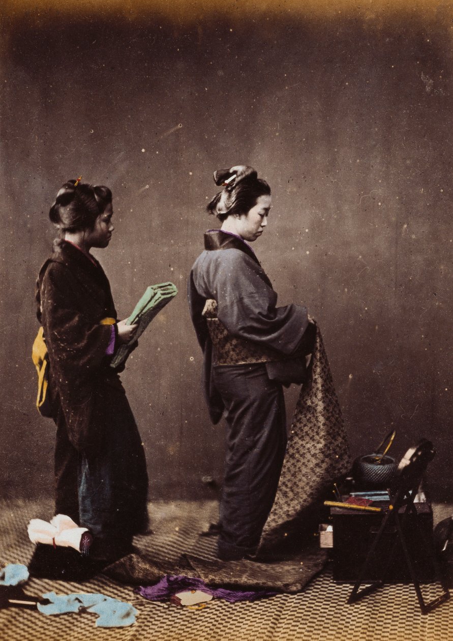 Japanilaisten naisten pukeutuminen, n. 1870-1880 tekijältä Felice Beato