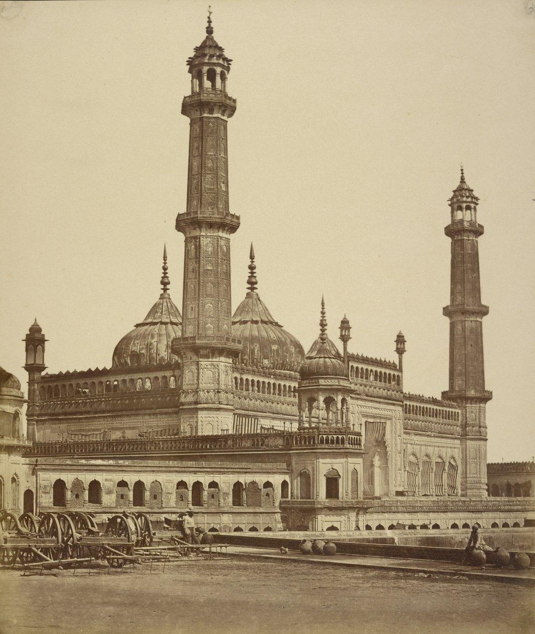 [Moskeija Asaf-ud Dawlahin Emambaran tai haudan sisällä, jota käytetään nyt sairaalana, Lucknow] tekijältä Felice Beato