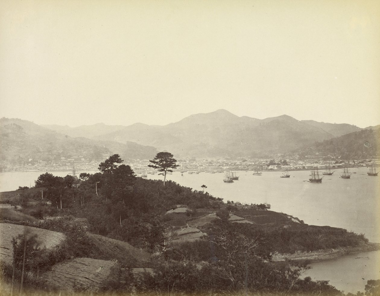 Nagasaki, näkymä vastapäisiltä kukkuloilta tekijältä Felice Beato