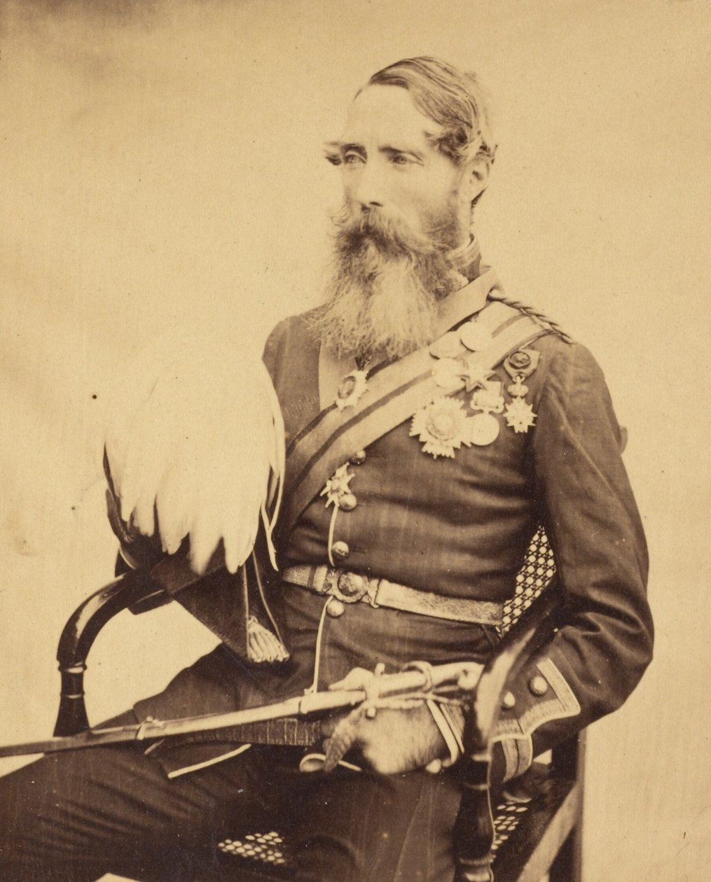 [Prikaatikenraali Sir Charles Van Straubenzeen muotokuva] tekijältä Felice Beato