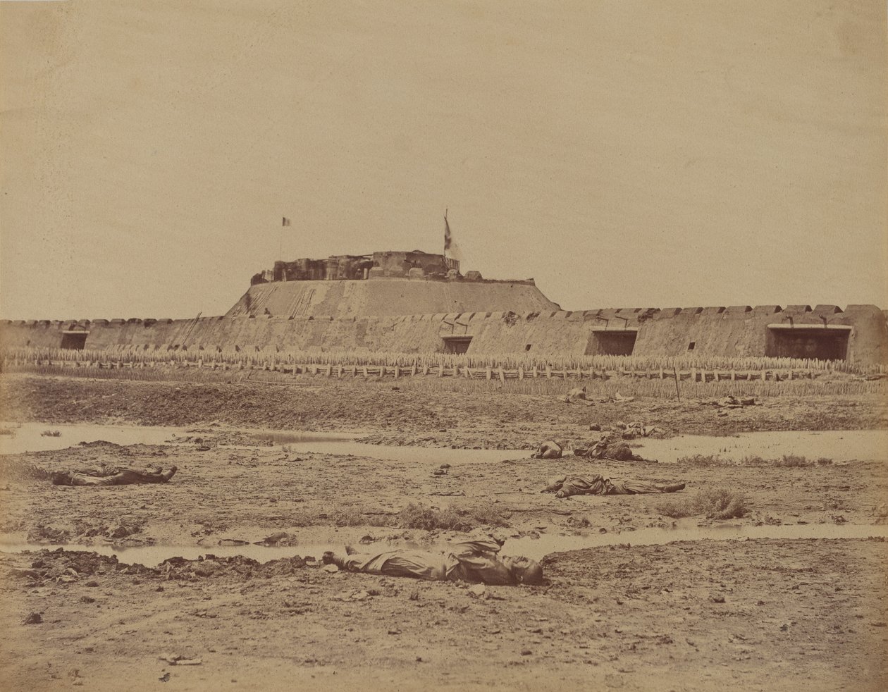 Pohjoisen linnoituksen takaosa sen valloituksen jälkeen, näyttää Kiinan armeijan vetäytymisen, 21. elokuuta 1860 tekijältä Felice Beato