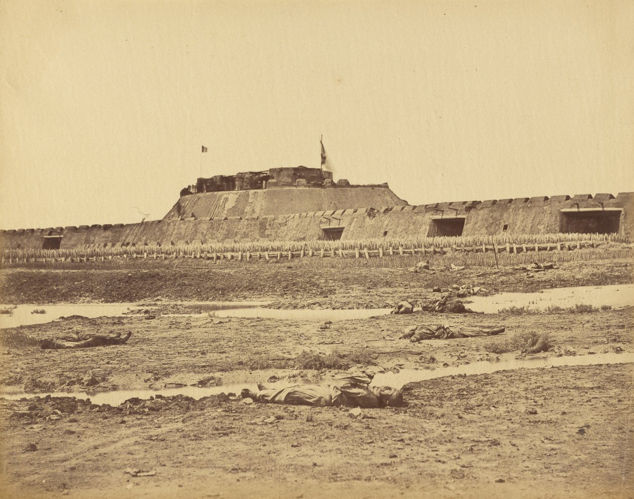 Pohjoisen linnakkeen takaosa, jossa näkyy Kiinan armeijan vetäytyminen, 21. elokuuta 1860. tekijältä Felice Beato