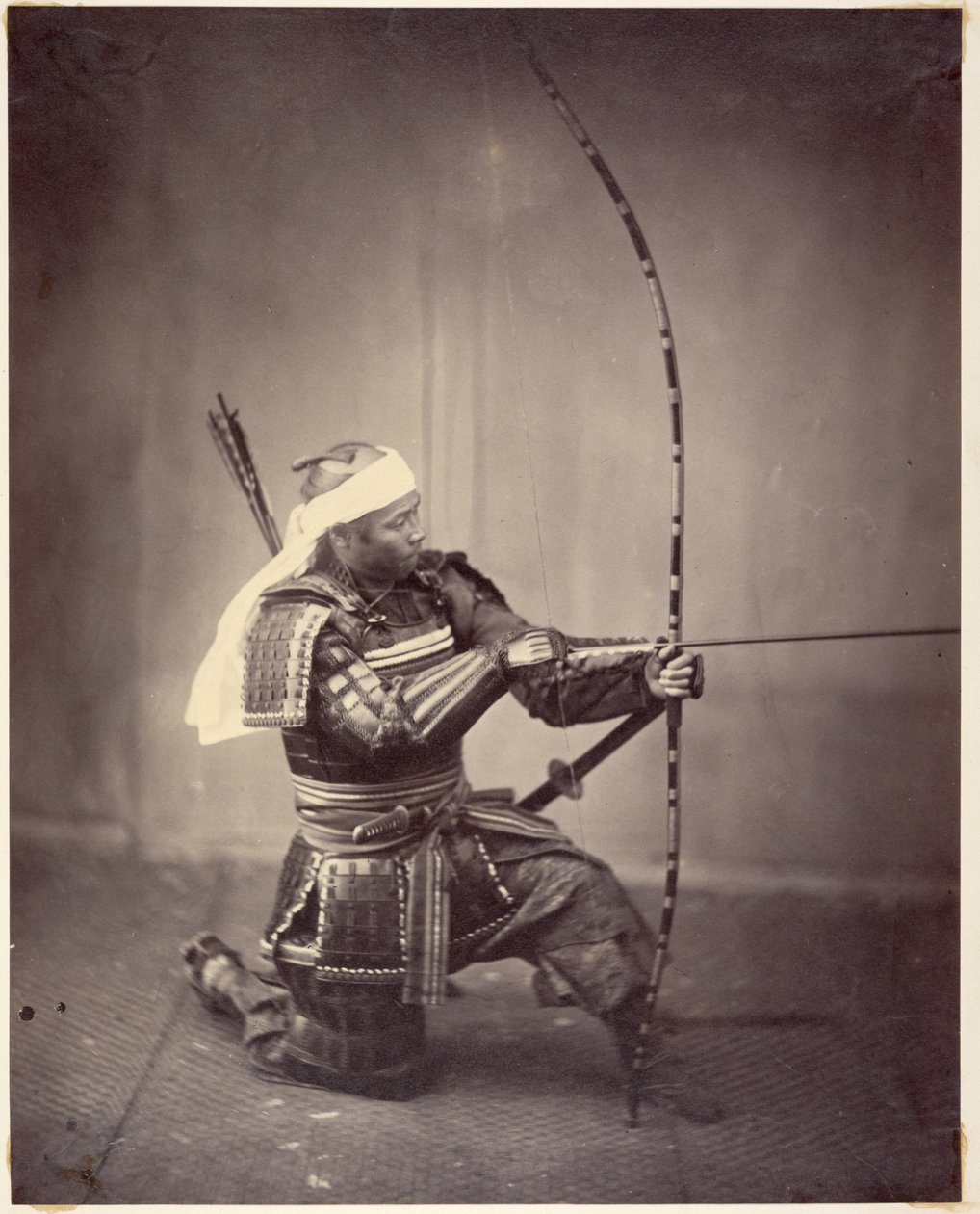 Samurai ja pitkä jousi tekijältä Felice Beato