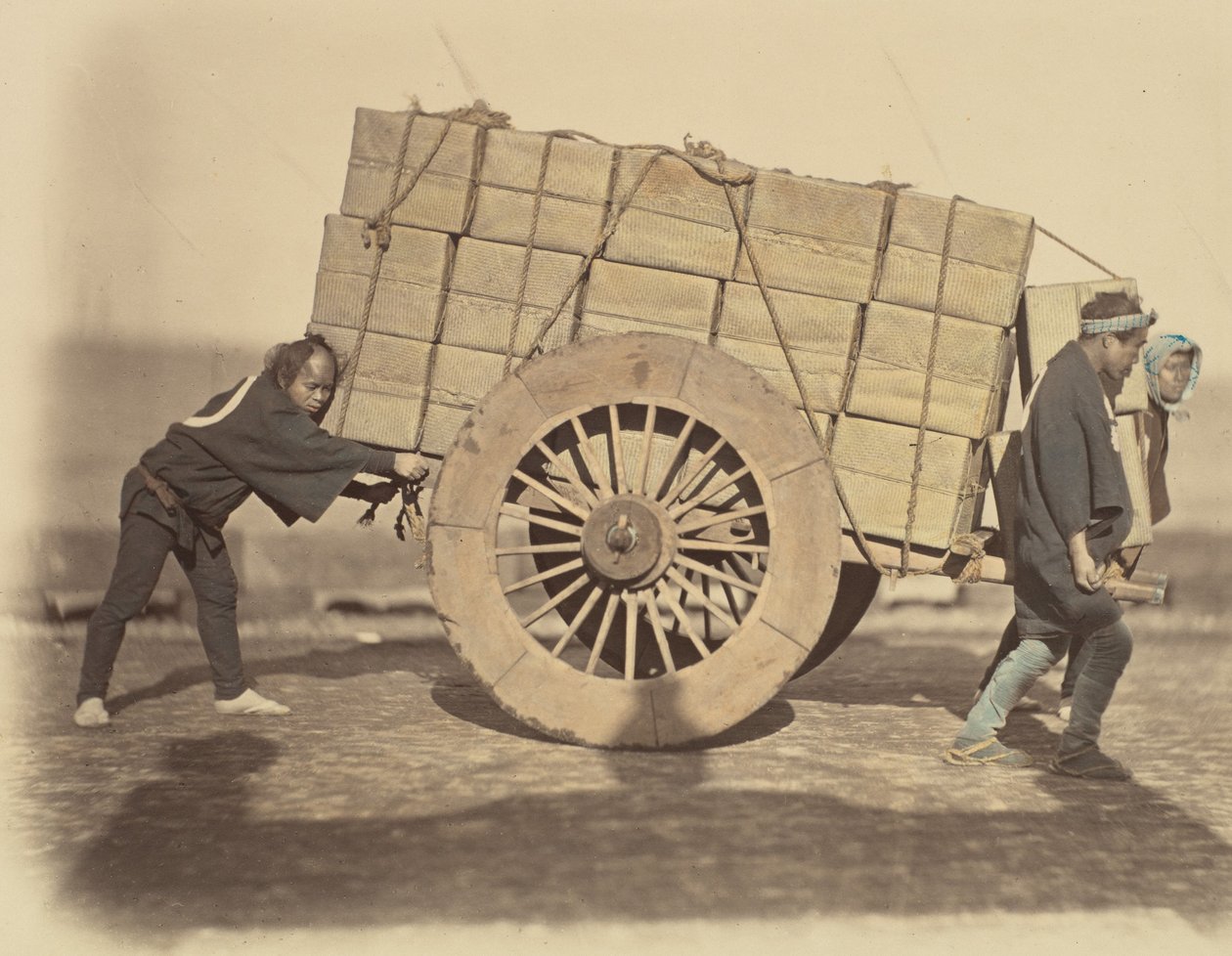 Shariki tai Cart-Pushing Coolies, n. 1860. tekijältä Felice Beato