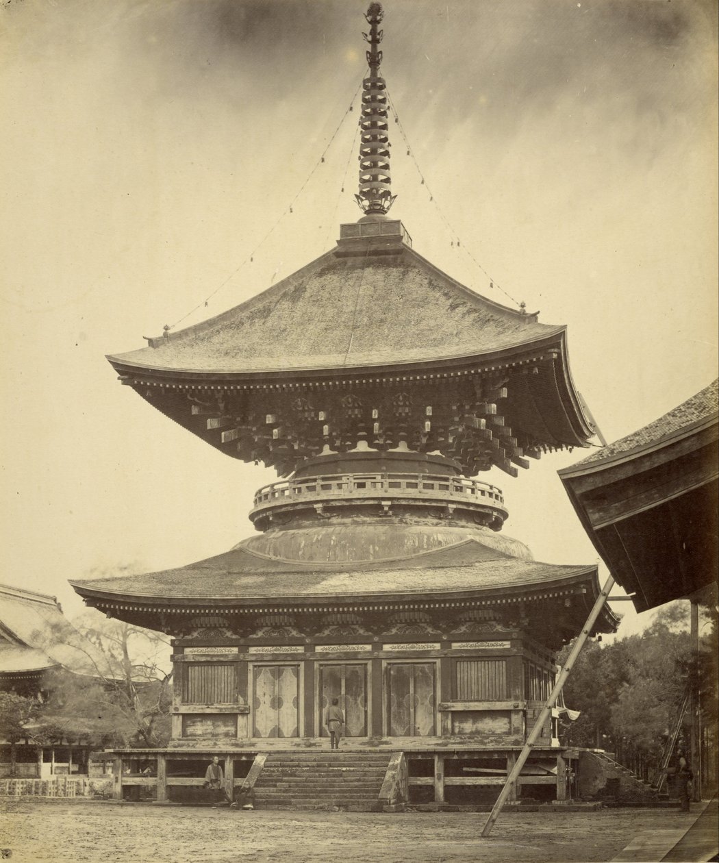 Yksikerroksinen pagodi, Hachiman-pyhäkkö, Kamakura tekijältä Felice Beato
