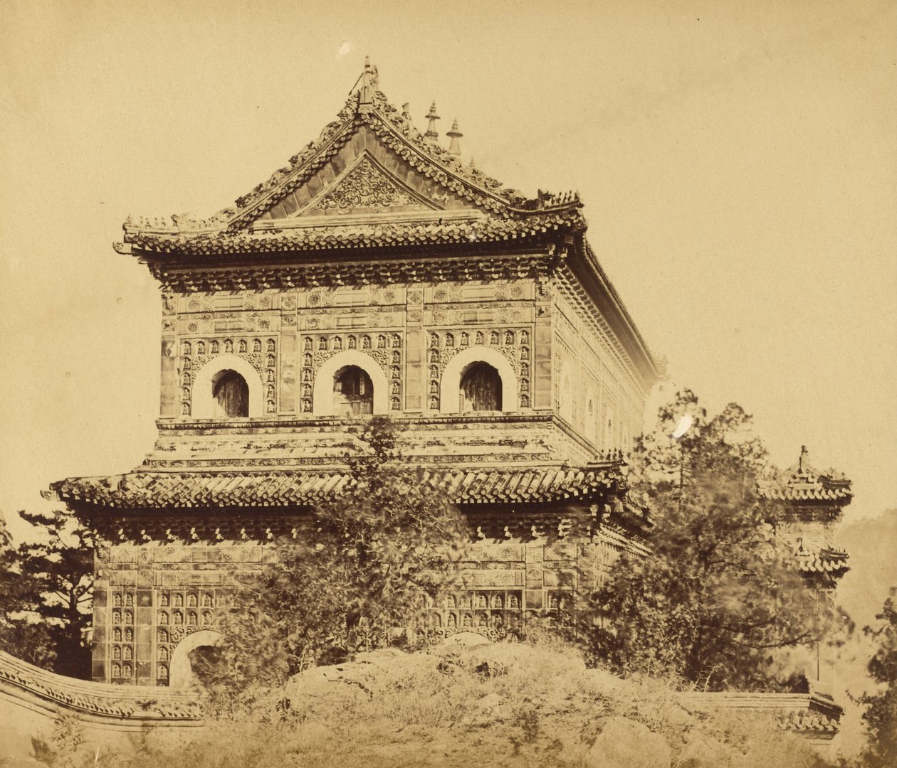 Suuri keisarillinen posliinipalatsi (Yuan Ming Yuan), Pekin, lokakuu 1860. tekijältä Felice Beato