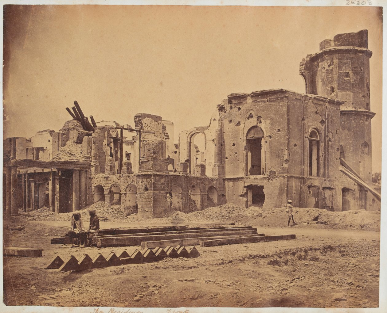 Residenssin etuosa, Lucknow, 1858 tekijältä Felice Beato