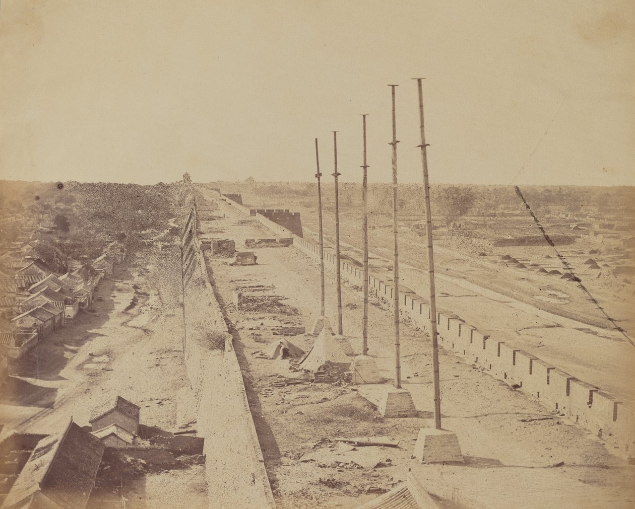 Muurin huipulta Anting Gatesta, Pekinistä, Englannin ja Ranskan joukot ottivat haltuunsa, lokakuu 1860. tekijältä Felice Beato