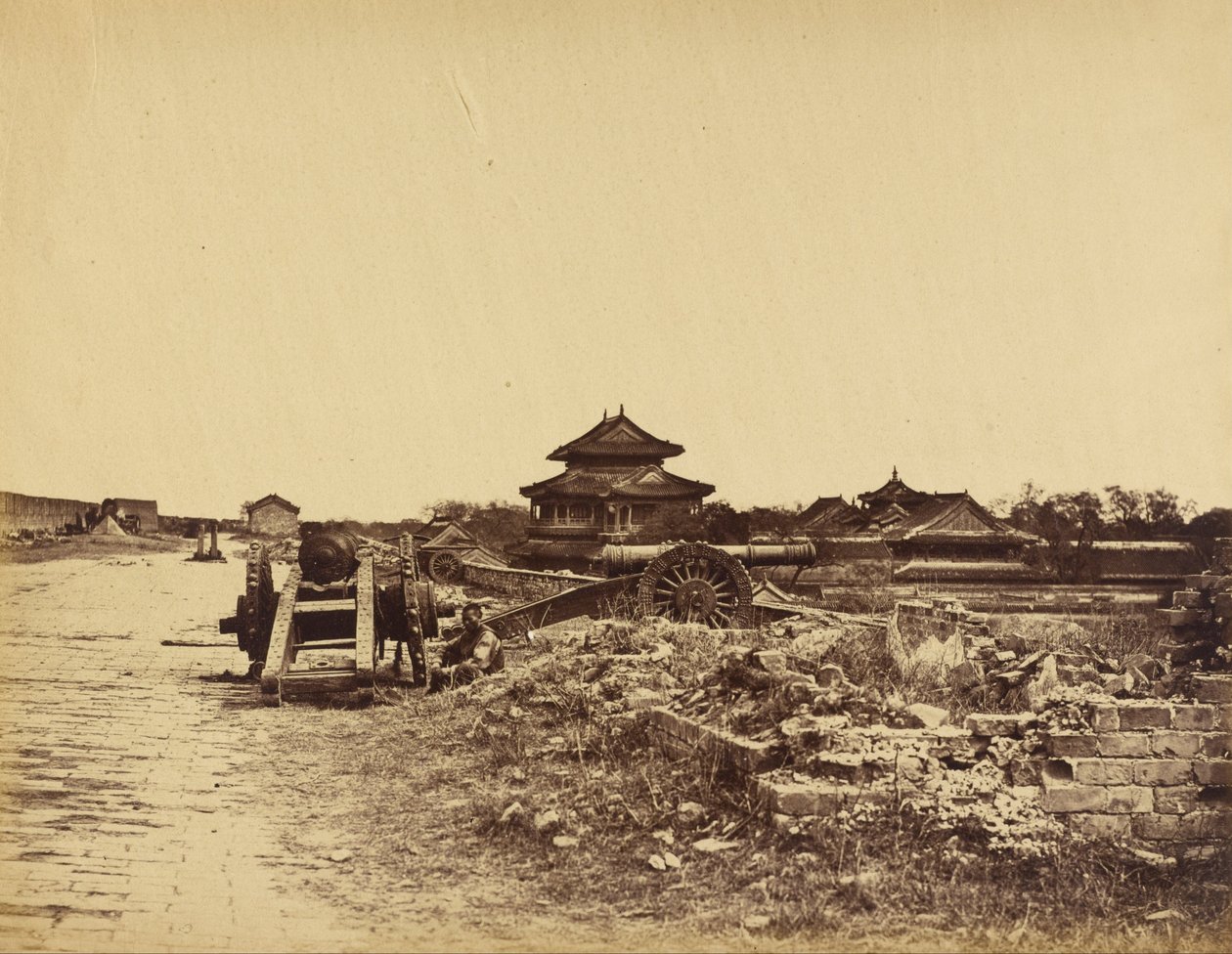 Pekinin muurin huippu, jossa näkyy kiinalaisten tykit suunnattuina pattereitamme vastaan, 14. lokakuuta 1860. tekijältä Felice Beato