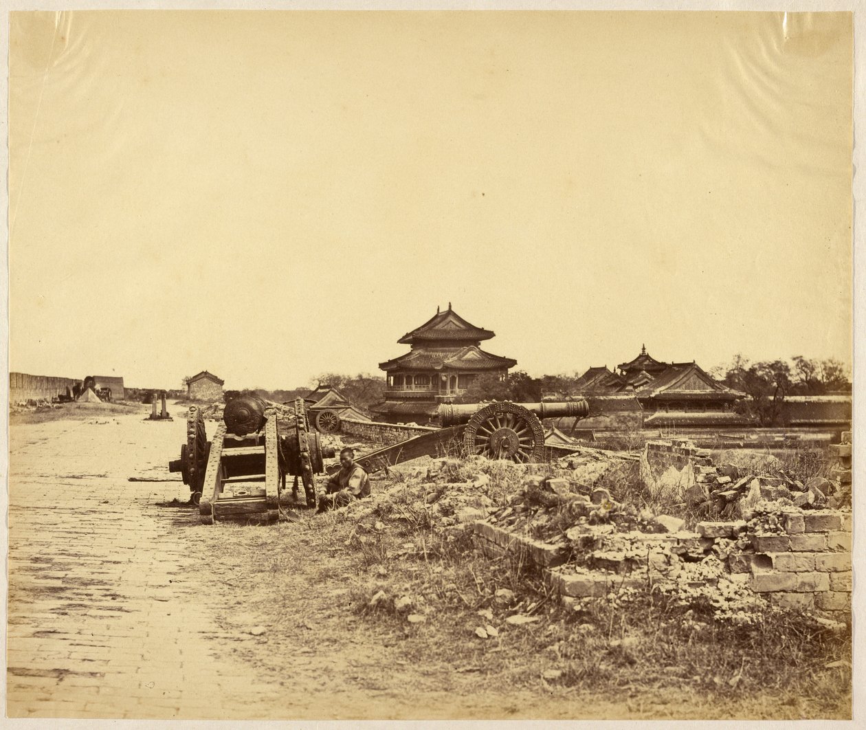 [Pekingin muurin huippu, joka otettiin haltuun 14. lokakuuta 1860 ja jossa näkyy kiinalaisten tykit, jotka on suunnattu meidän pattereitamme vastaan] tekijältä Felice Beato