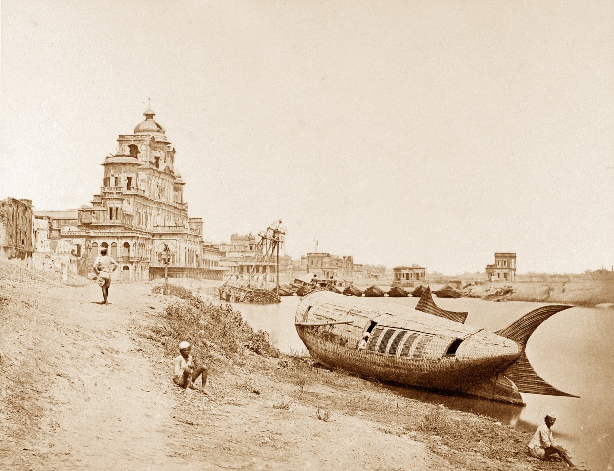 Näkymä Chattar Manzilin palatsista kuninkaan veneen kanssa Gumti-joella, Lucknow, Intian kapinan aikana, 1858 tekijältä Felice Beato
