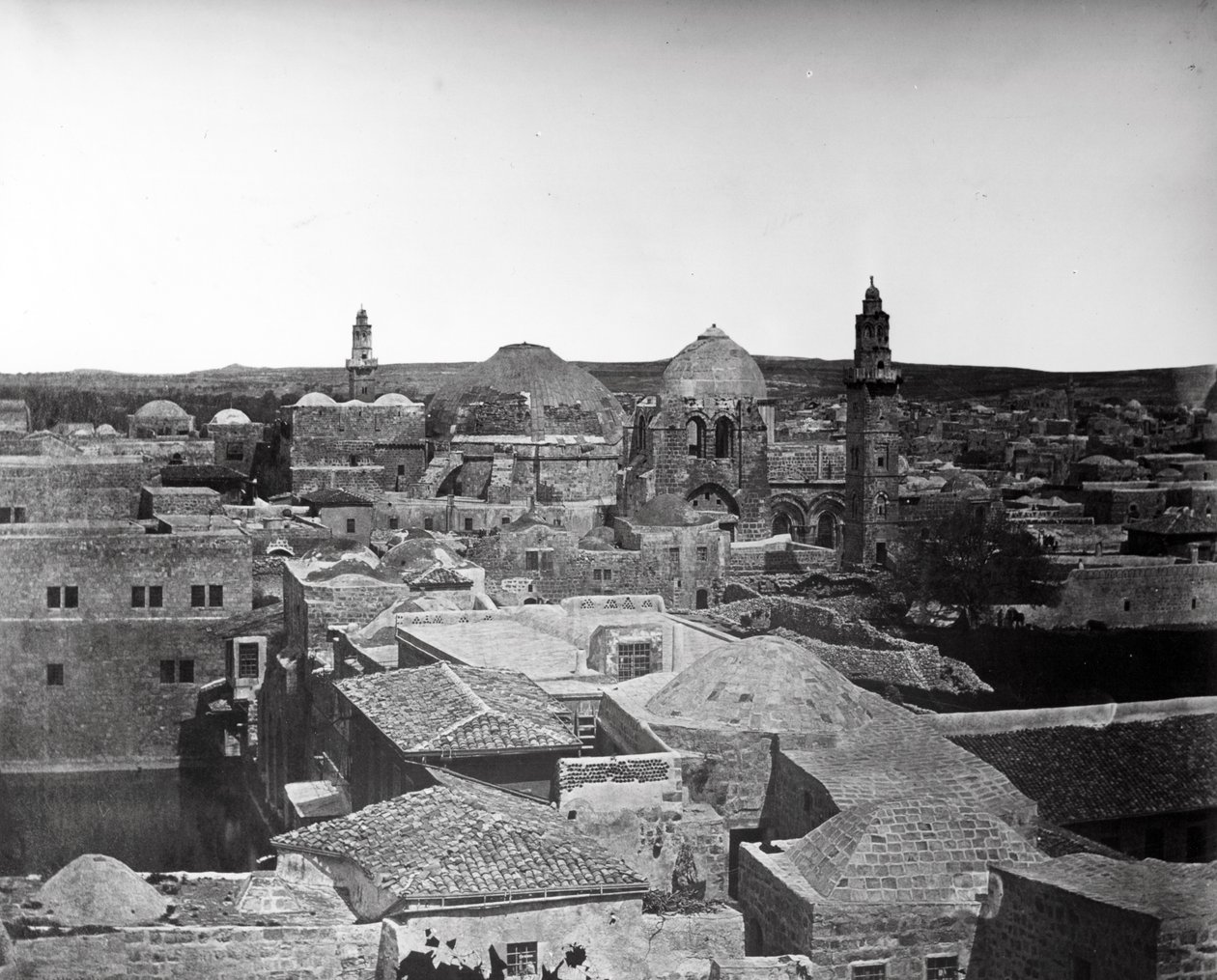 Näkymä Pyhän haudan kirkolle ja Hiskian altaalle, Jerusalem, 1857 tekijältä Felice Beato