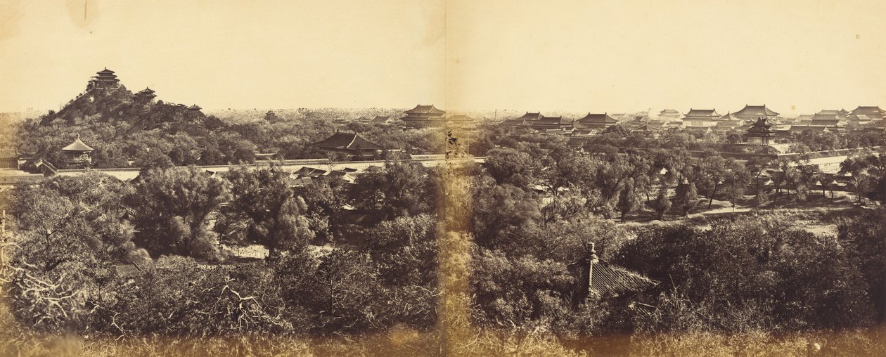 Näkymä keisarillisesta talvipalatsista Pekinissä, jossa näkyy keinokukkula, 29. lokakuuta 1860, 1860. tekijältä Felice Beato