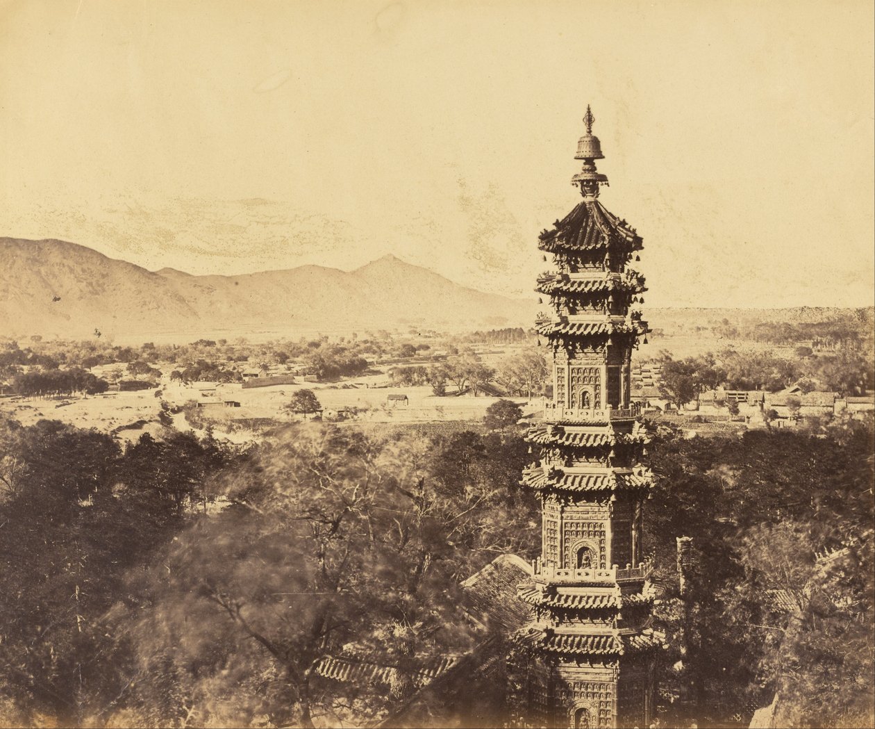 Näkymä Kesäpalatsille. Yuan Ming Yuan Pagoda. Ennen polttamista, Peking, 18. lokakuuta 1860 tekijältä Felice Beato