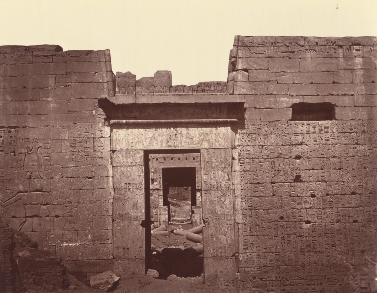 Medinet Habun suuren temppelin toinen portti. Theba tekijältä Félix Bonfils