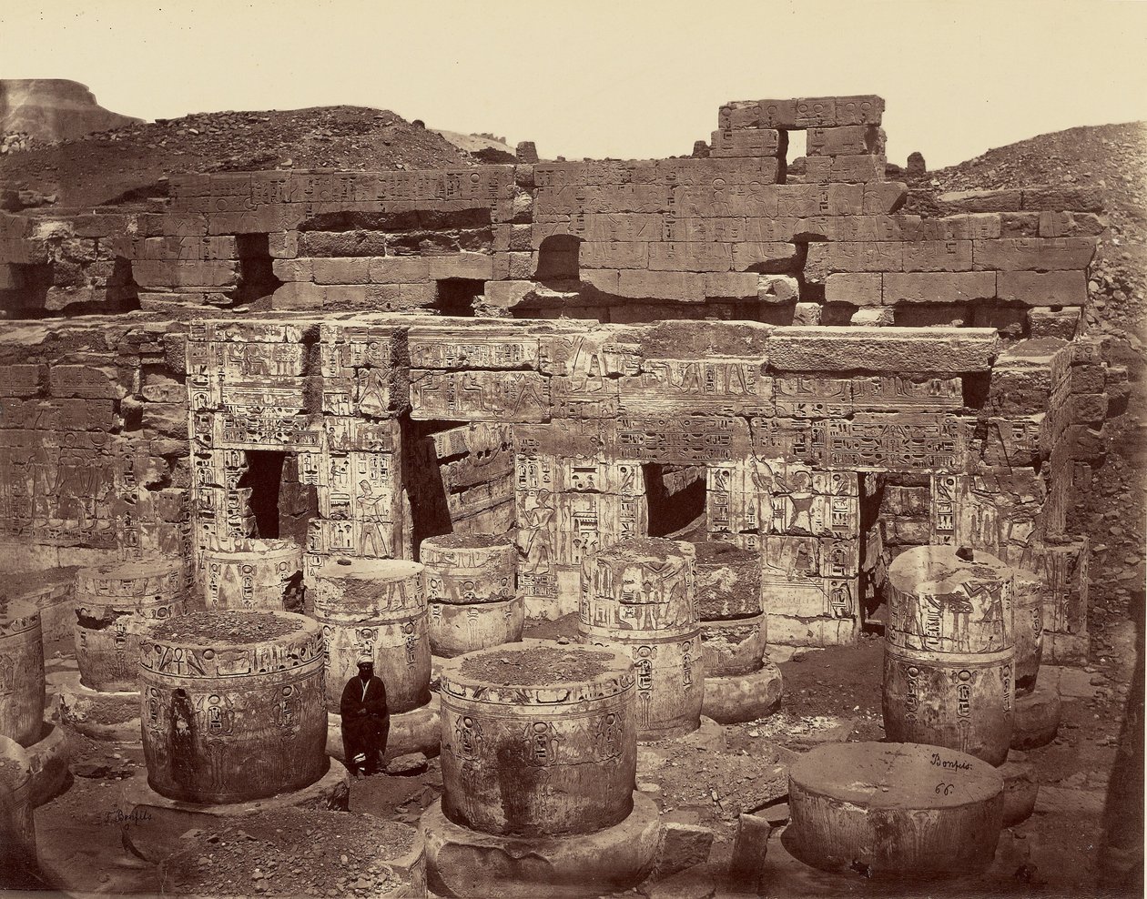 Medinet-Abun suuren temppelin kolmas piha, eli pylväspiha. Theba tekijältä Félix Bonfils