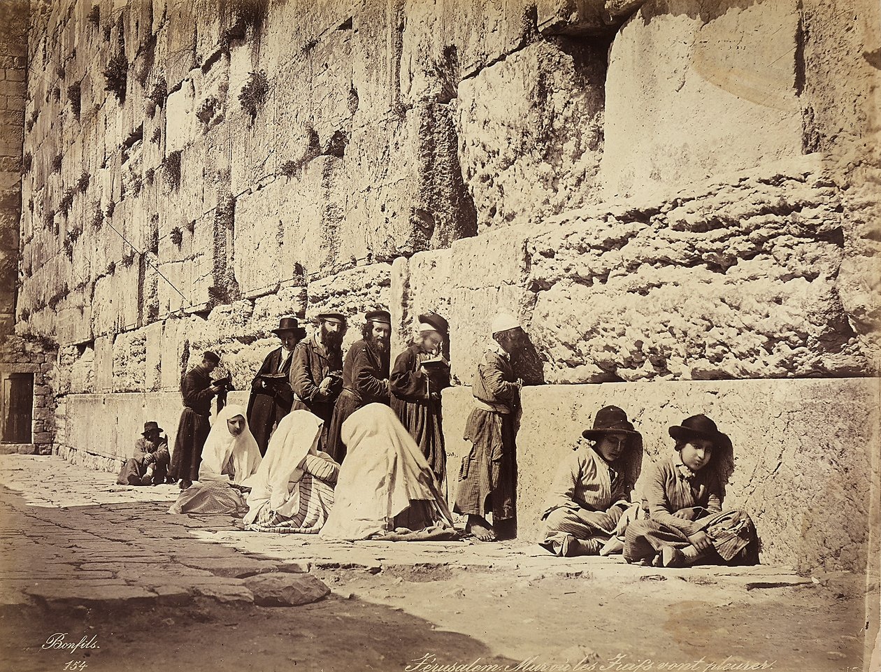Ryhmä israelilaisia rukoilemassa itkumuurilla (tai länsimuurilla), Jerusalemissa tekijältä Félix Bonfils