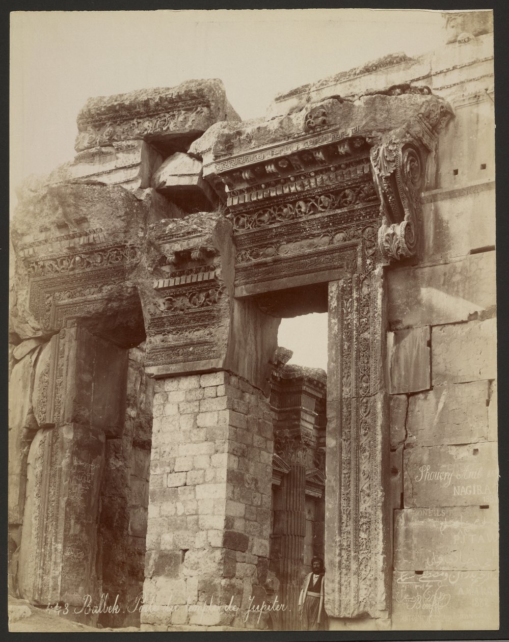 Baalbek, Jupiterin temppelin portti tekijältä Félix Bonfils