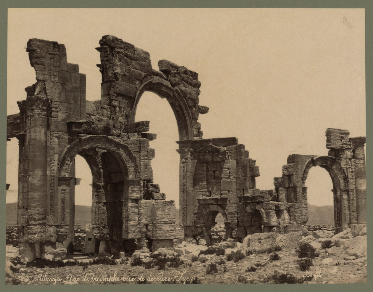 Sisäänkäynti The Great Colonnadeen, Palmyra, n. 1875 (albumiprintti) tekijältä Félix Bonfils
