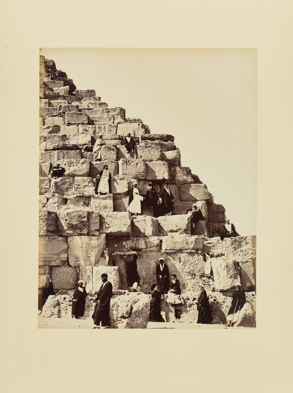 [Ryhmäkuva pyramidin kiviharkkojen päällä, Egypti] tekijältä Félix Bonfils