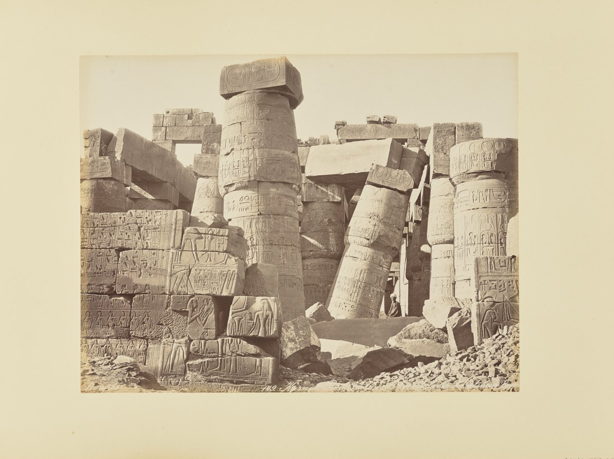 Karnak. Hypostyylihallin rauniot sisältä nähtynä, Egypti tekijältä Félix Bonfils