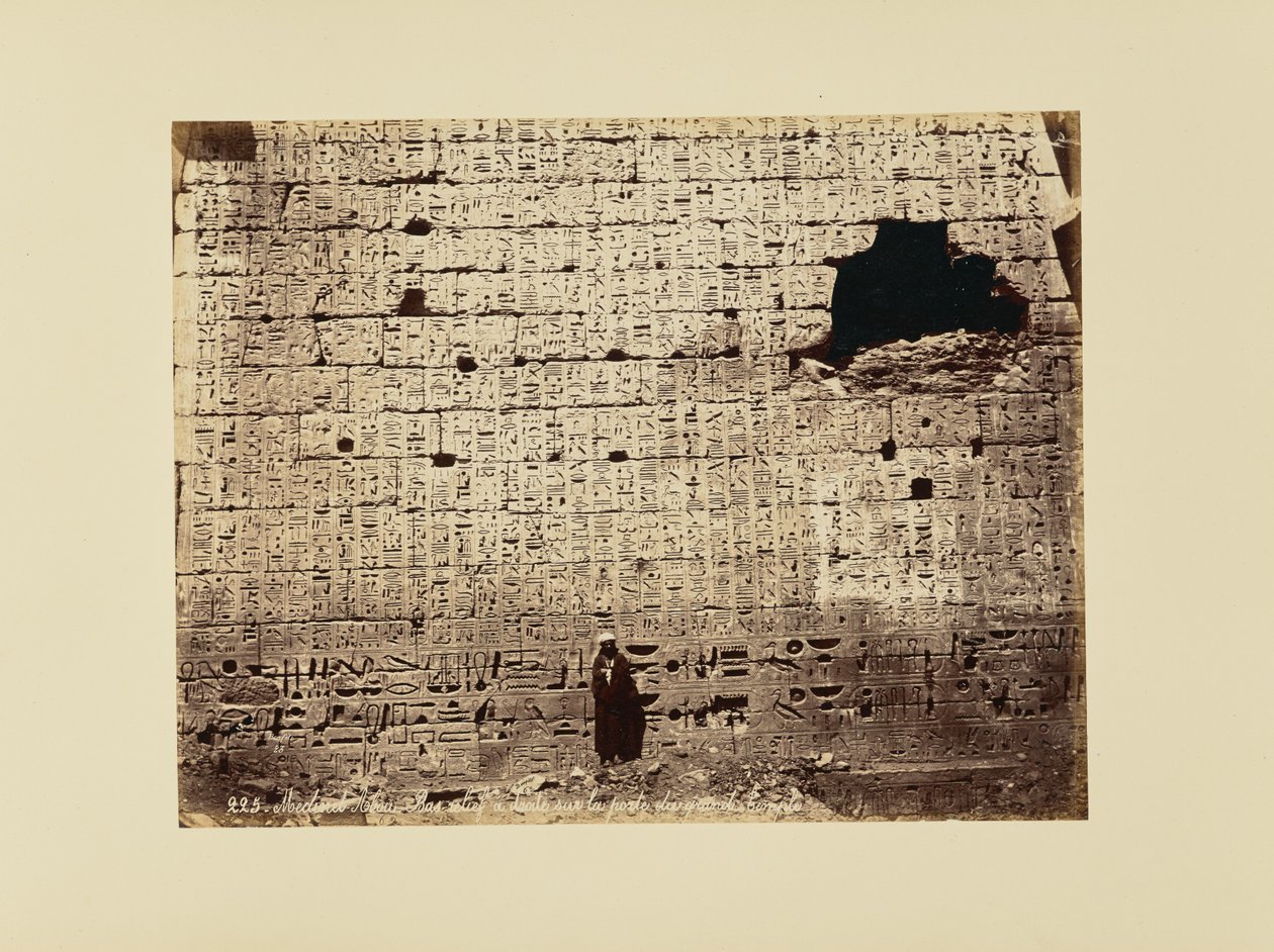 Medinet-Abou – Pieni reliefi [sic] oikealla suuren temppelin ovella tekijältä Félix Bonfils