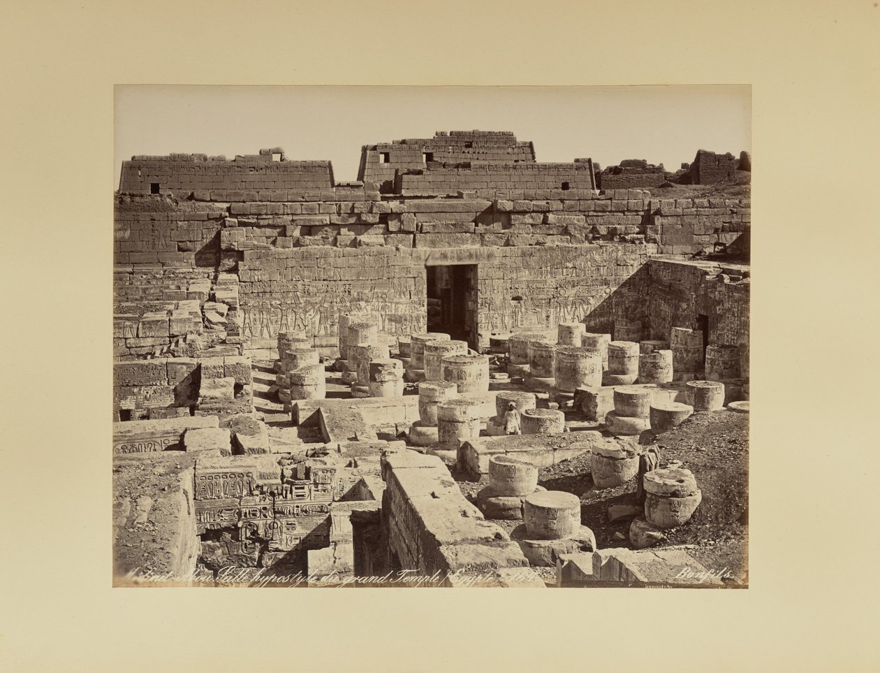 Medinet Abu. Suuren temppelin pylvässali (Egypti) tekijältä Félix Bonfils