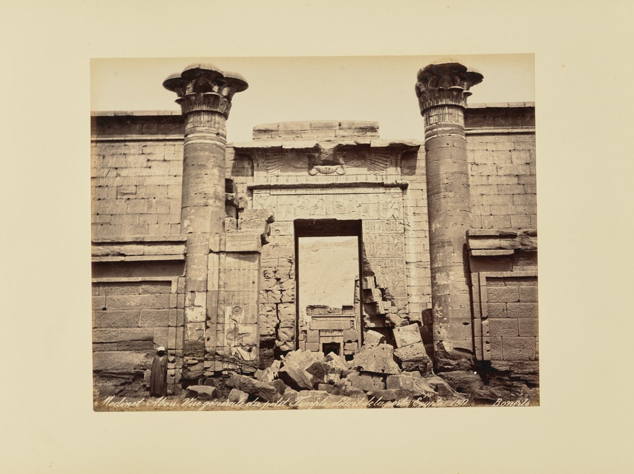 Medinet-Abou. Yleiskuva pienestä temppelistä, yksityiskohta ovesta (Egypti) tekijältä Félix Bonfils