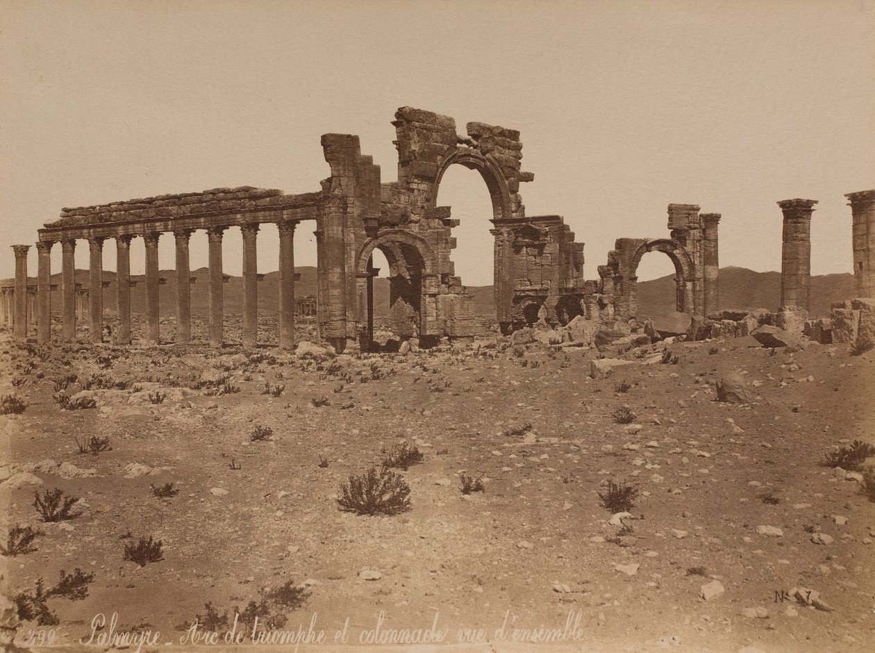 Palmyra: yleisnäkymä riemukaaresta ja pylväskäytävästä tekijältä Félix Bonfils