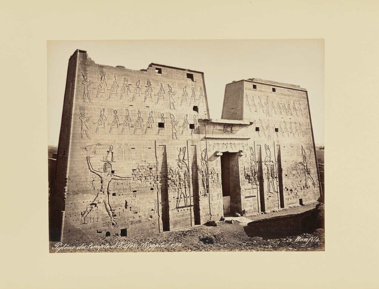 Edfun temppelin pyloni (Egypti) tekijältä Félix Bonfils