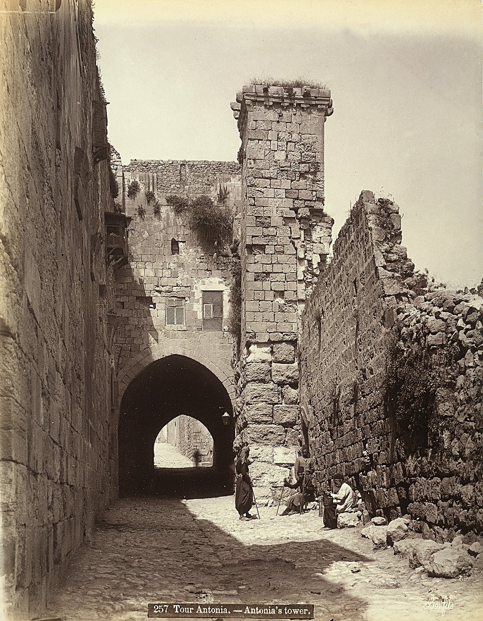 Antonia Tower Jerusalemissa. Jotkut miehet lepäävät seinien lähellä tekijältä Félix Bonfils