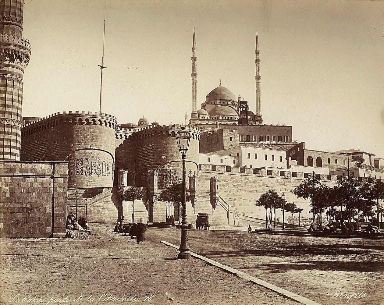 Citadelin Bab el-Azab -portti, taustalla Muhammad Alin moskeija, Kairossa, Egyptissä tekijältä Félix Bonfils