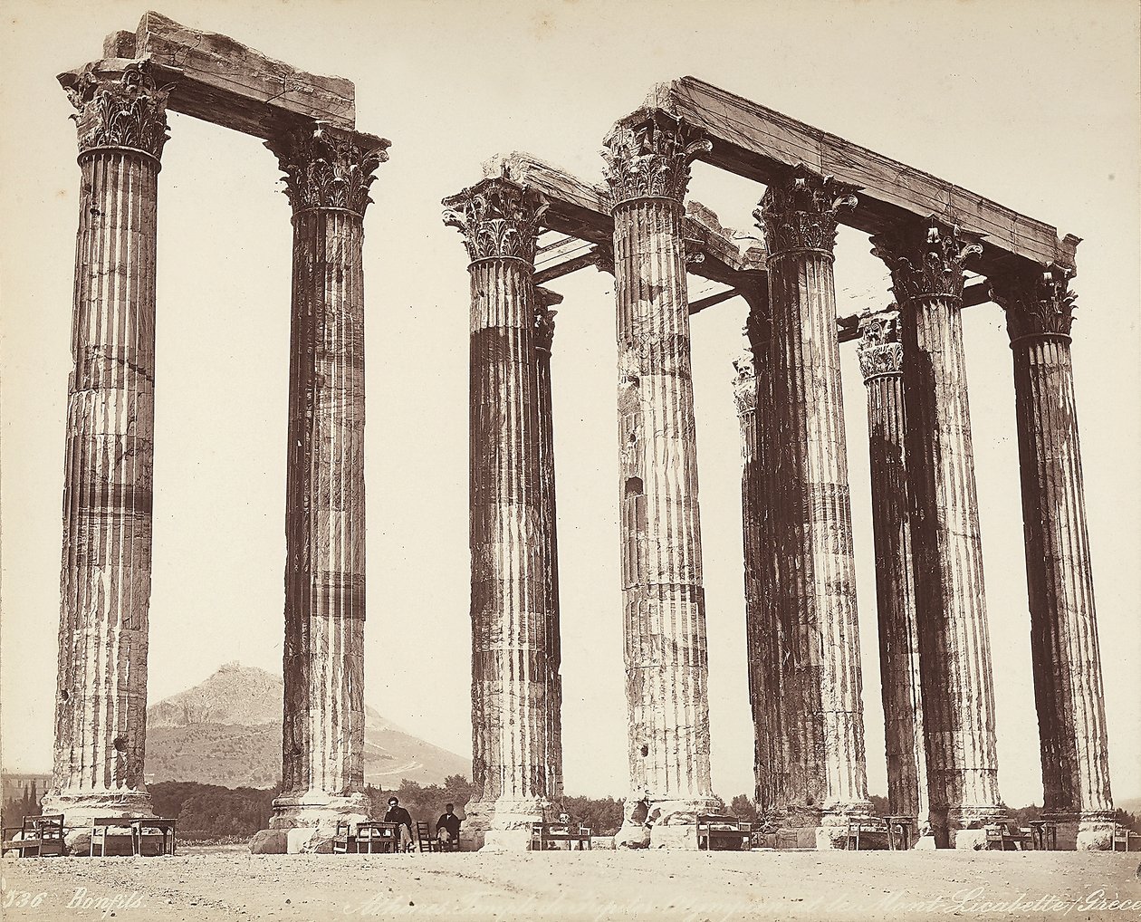 Olympeion tai Olympolaisen Zeuksen temppeli Akropolis-kunnassa, Ateenassa tekijältä Félix Bonfils
