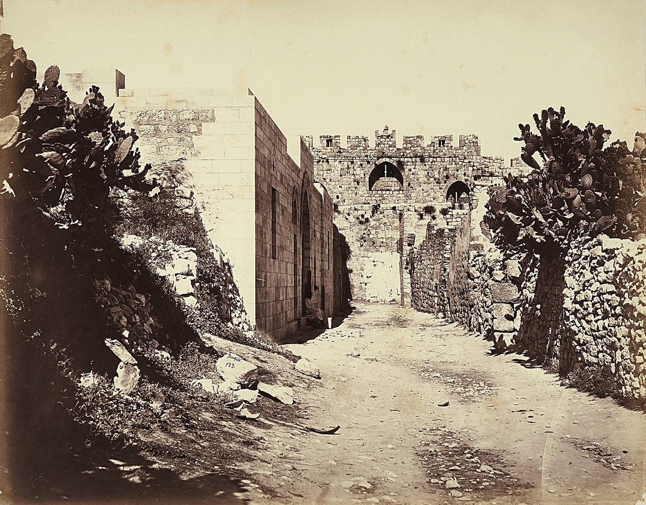 Näkymä osasta kaupunginmuuria ja Pyhän Annan taloa Jerusalemissa tekijältä Félix Bonfils