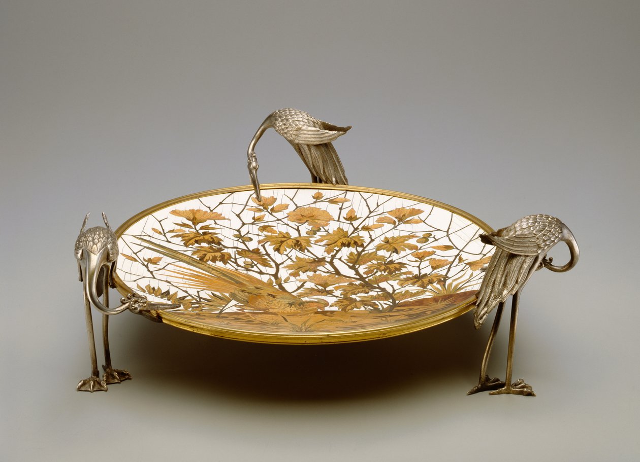 Coupe, n. 1878 (hopeoitua messinkiä, intarsia norsunluusta, kupariseoksesta ja puusta) tekijältä Ferdinand Duvinage