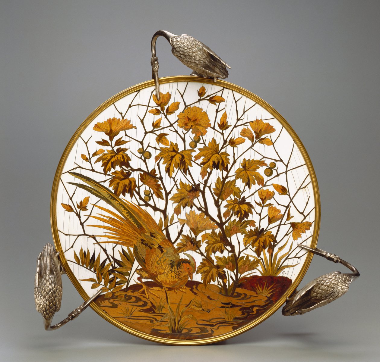 Coupe, n. 1878 (hopeoitua messinkiä, intarsia norsunluusta, kupariseoksesta ja puusta) tekijältä Ferdinand Duvinage