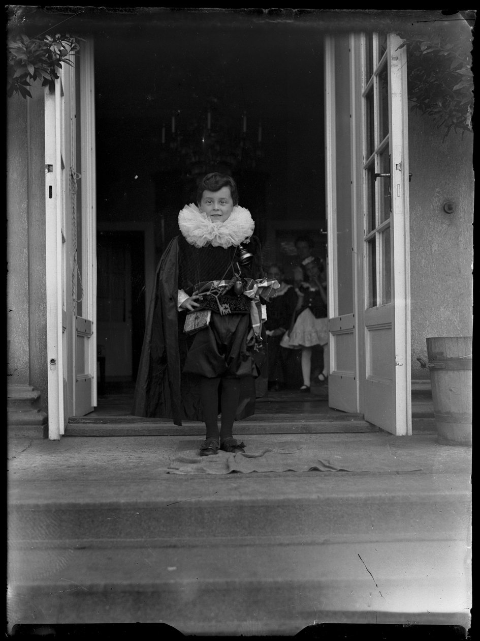Kuva Johannes sordidness (1913-1958) lapsena puvussaan tekijältä Ferdinand Schmutzer