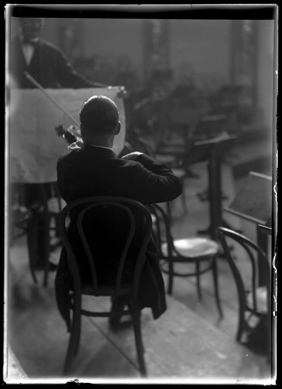 Wieniläisen filharmonisen orkesterin viulisti. tekijältä Ferdinand Schmutzer