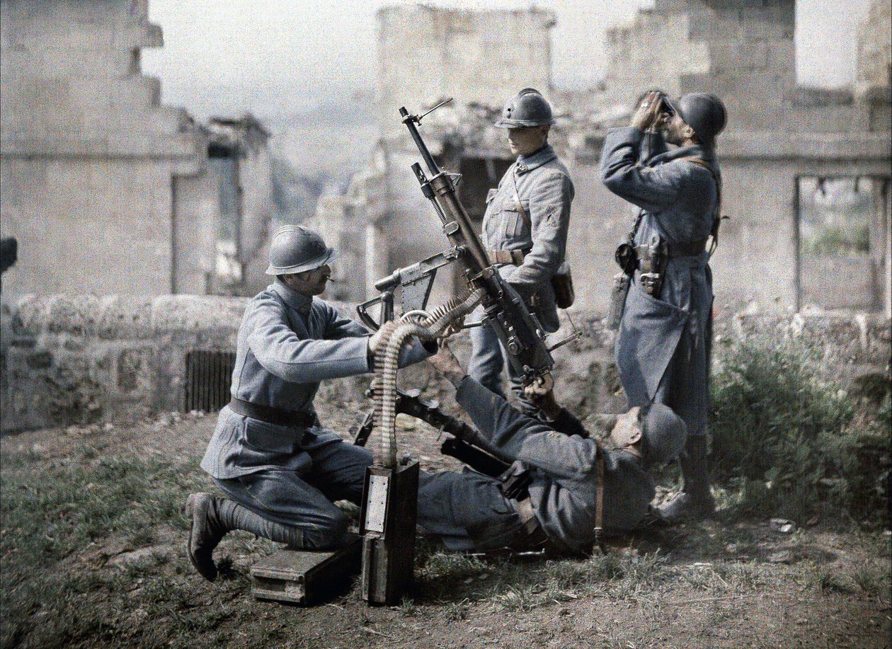 Ranskalainen konekivääriosasto on asettunut raunioille Aisnen taistelun aikana Ranskassa 1917 (autokromi) tekijältä Fernand Cuville