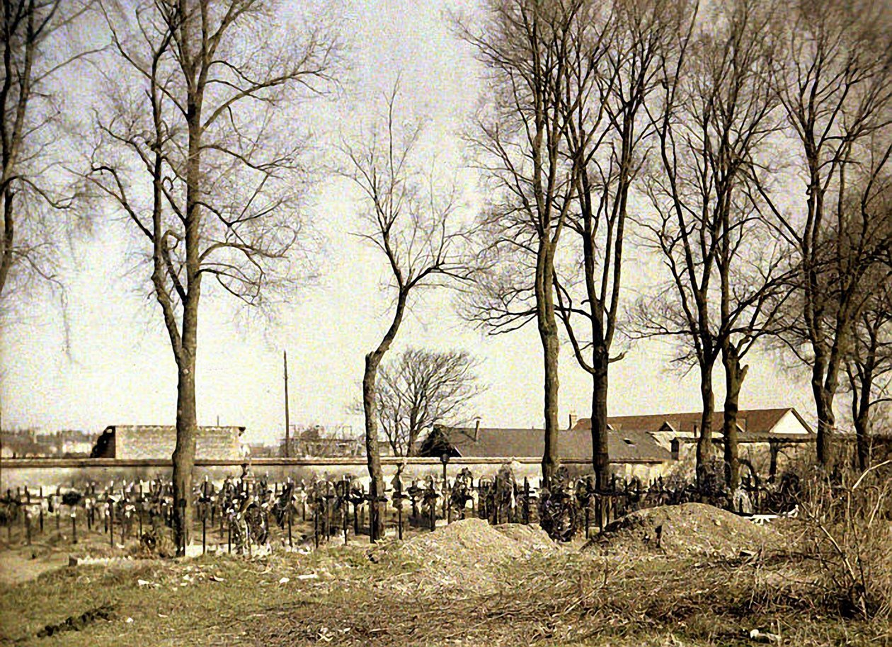 Hautausmaa uusilla haudoilla, Reims, Marne, Ranska, 1917 (autokromi) tekijältä Fernand Cuville