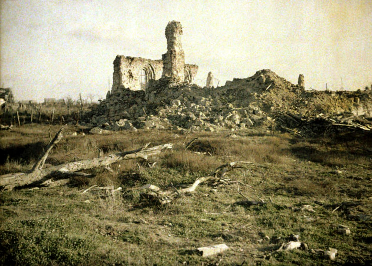 Sodan aikana vaurioitunut kirkko, Chaulnes, Somme, Ranska, 1917 (autokromi) tekijältä Fernand Cuville