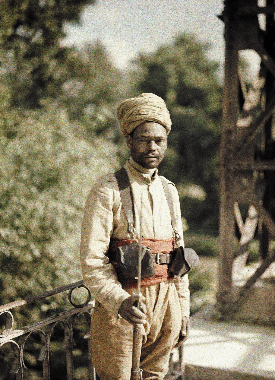 Algerialainen vartija sillalla, Pommiers, Aisne, Ranska, 1917 (autokromi) tekijältä Fernand Cuville