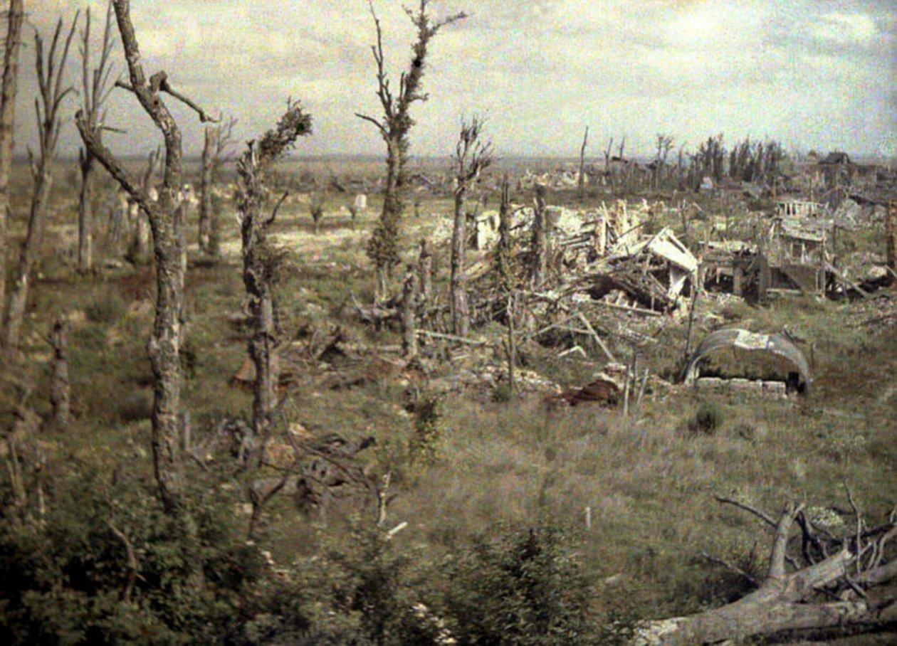 Linnan lähellä sijaitseva alue, jossa on tykistötulen vahingoittamia rakennuksia ja puita, Chaulnes, Somme, Ranska, 1917 (autokromi) tekijältä Fernand Cuville