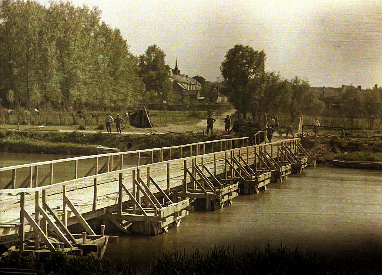 Aisne-joen ylittävä tynnyrisilta, Soissons, Ranska, 1917 (luonnonvalokuvasävy) tekijältä Fernand Cuville
