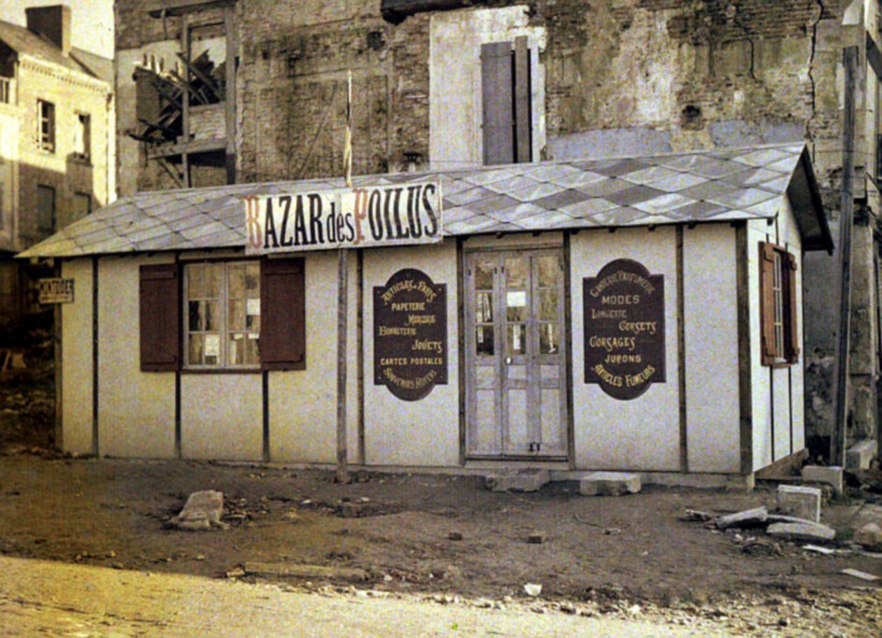 "Bazar des Poilus", ranskalainen kasarmi, tekstiili- ja paperituotteita myyvä myymälä, Roye, Somme, Ranska, 1917 (autokromi) tekijältä Fernand Cuville