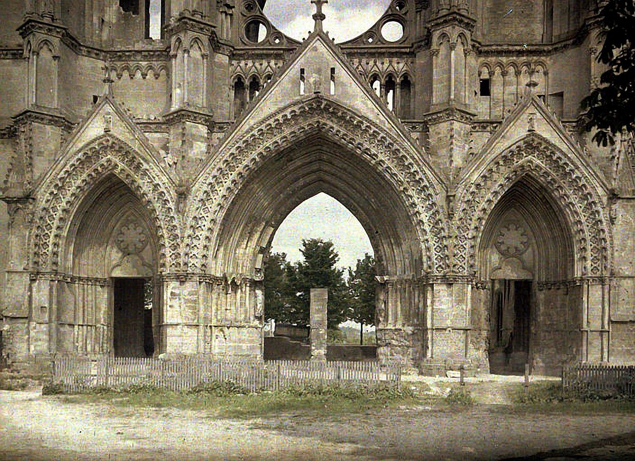 Pommivaurio Cathedrale Saint-Gervais-et-Saint-Protaisissa, Soissons, Aisne, Ranska, 1917 (autokromi) tekijältä Fernand Cuville