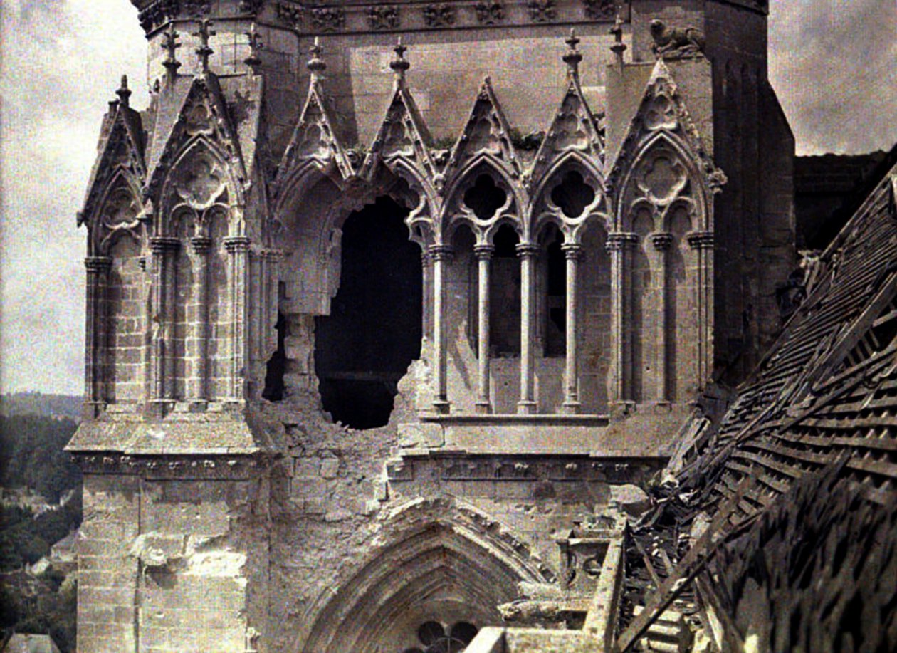 Pommivaurio Cathedrale Saint-Gervais-et-Saint-Protaisissa, Soissons, Aisne, Ranska, 1917 (autokromi) tekijältä Fernand Cuville