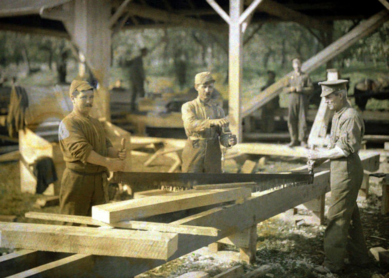 Kanadalaiset sotilaat sahalla, Quesmy, Oise, Ranska, 1917 (autokromi) tekijältä Fernand Cuville