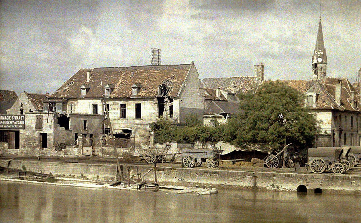 Kärryt Aisne-joen rannalla, taustalla Saint-Waastin kirkko, Soissons, 1917 (autokromi) tekijältä Fernand Cuville